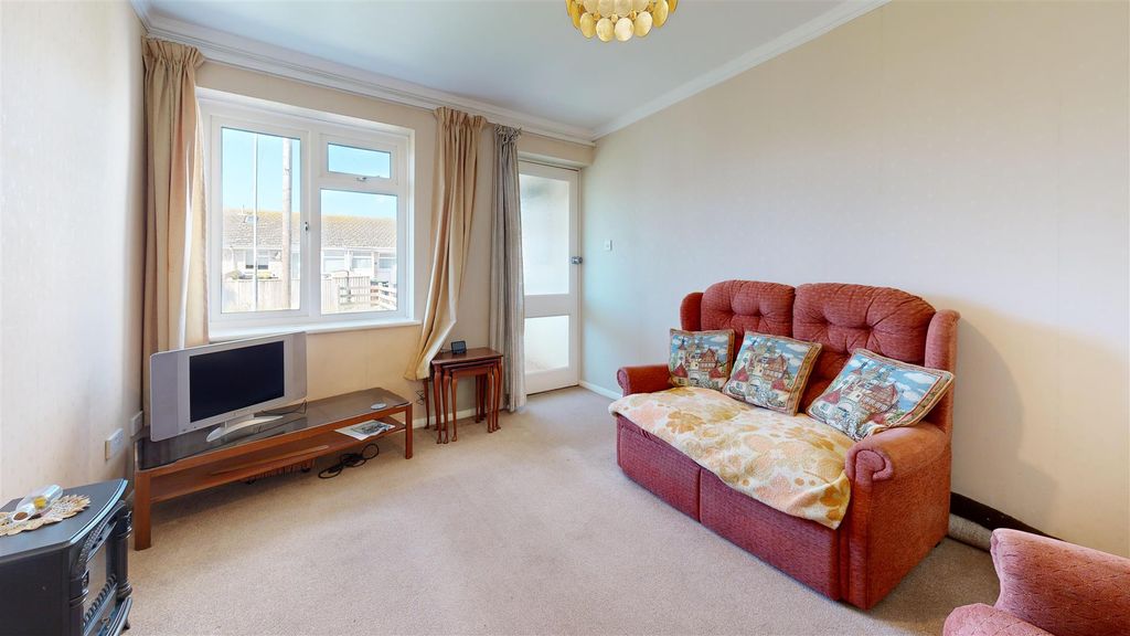 Property photo 3 of 13 7-Tobys-Close-Bedroom 3.Jpg