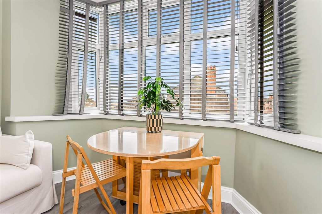 Property photo 3 of 16 69 Avondale Court-8.Jpg