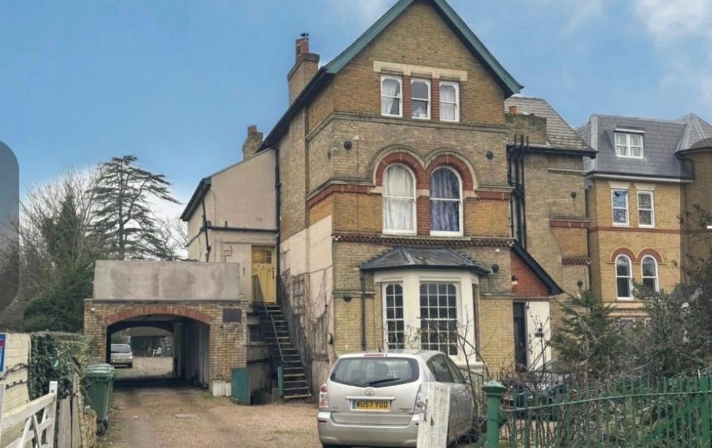 Property photo 1 of 4 Self Contained Studio Flat Ideal For Single Working Person Only- £1150Pcm