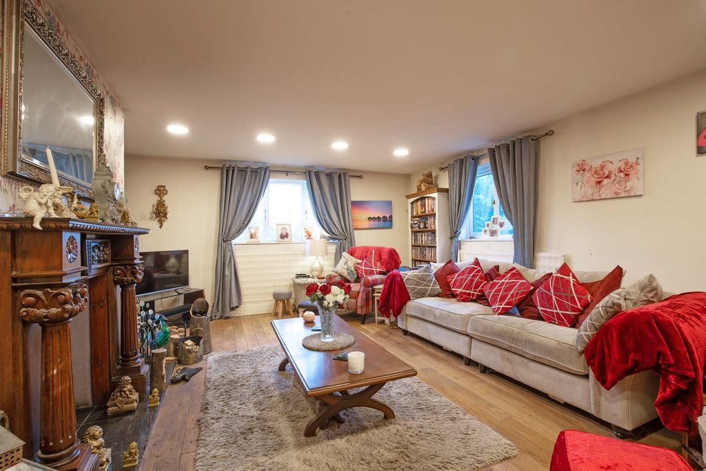 Property photo 3 of 28