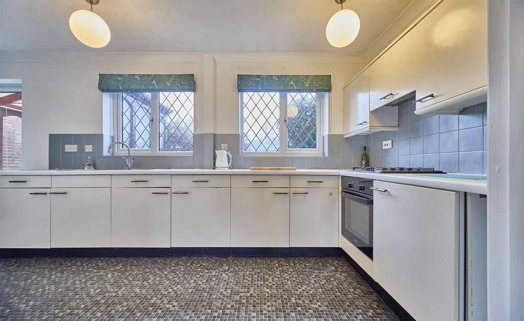 Property photo 3 of 15 Windsor Ct 2.Jpg