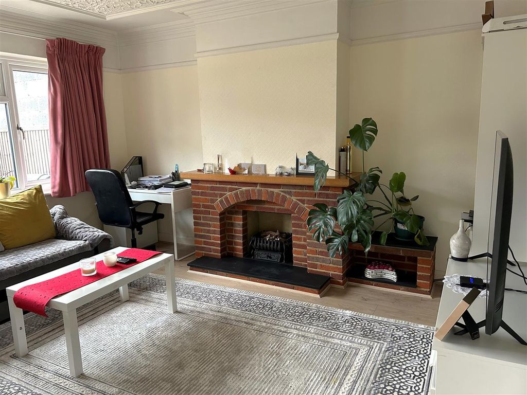 Property photo 2 of 10 Links Way - Lounge 2.Jpg