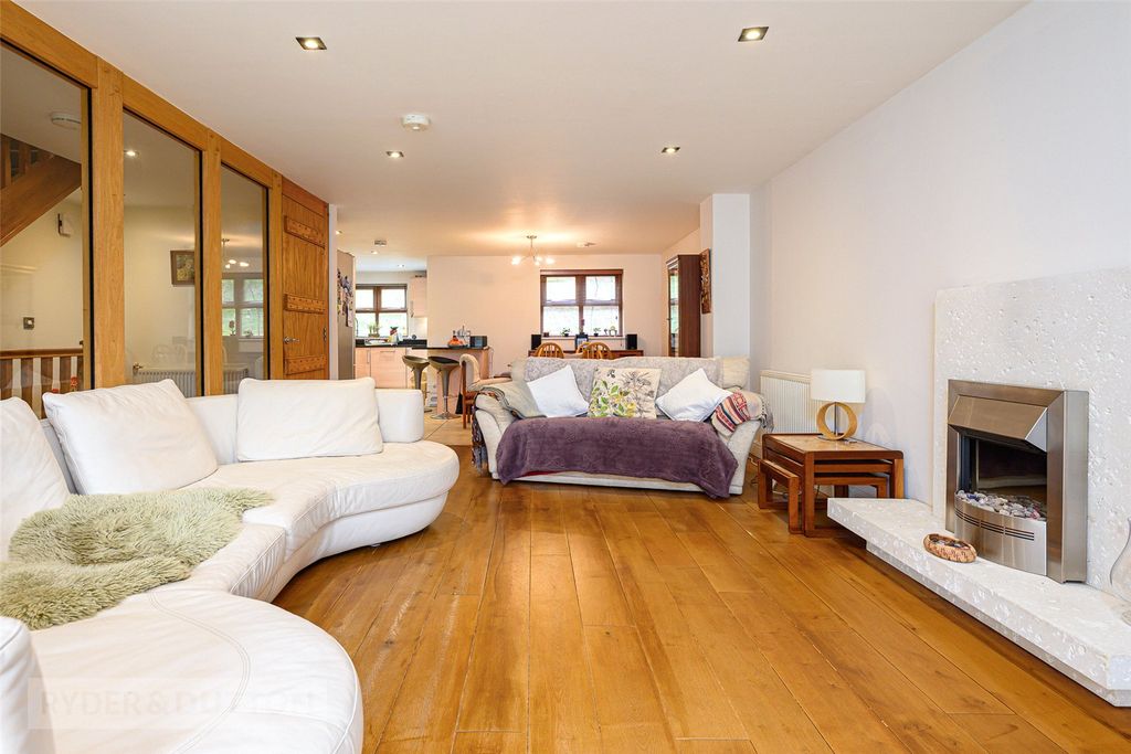 Property photo 2 of 26 Lounge