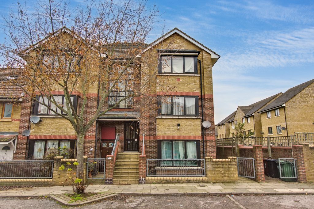 Property photo 1 of 15 16 Pear Road, Leytonstone, London, E11 4Yp