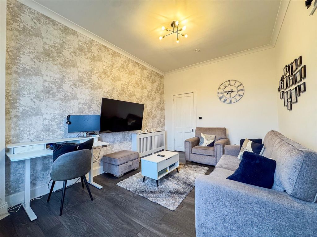 Property photo 3 of 14 Lounge