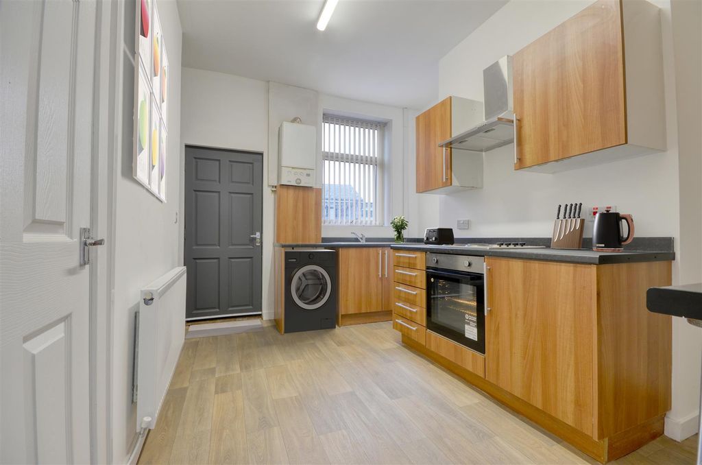 Property photo 2 of 10 Kitchen