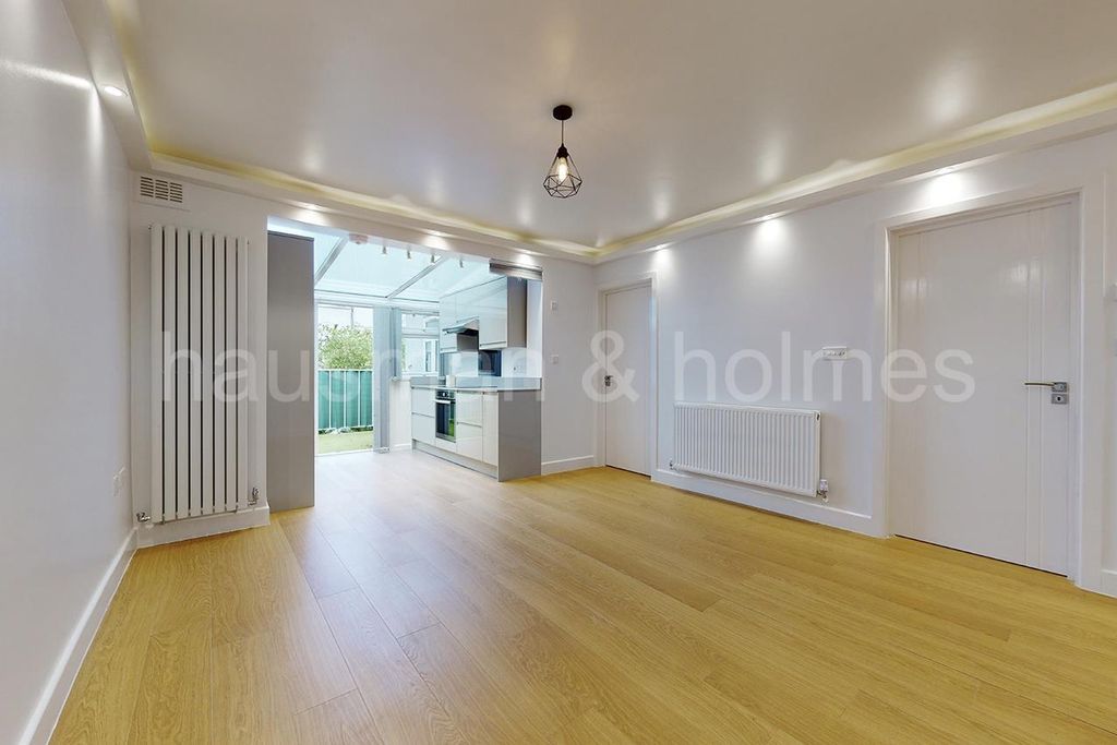 Property photo 3 of 19 W03.Jpg