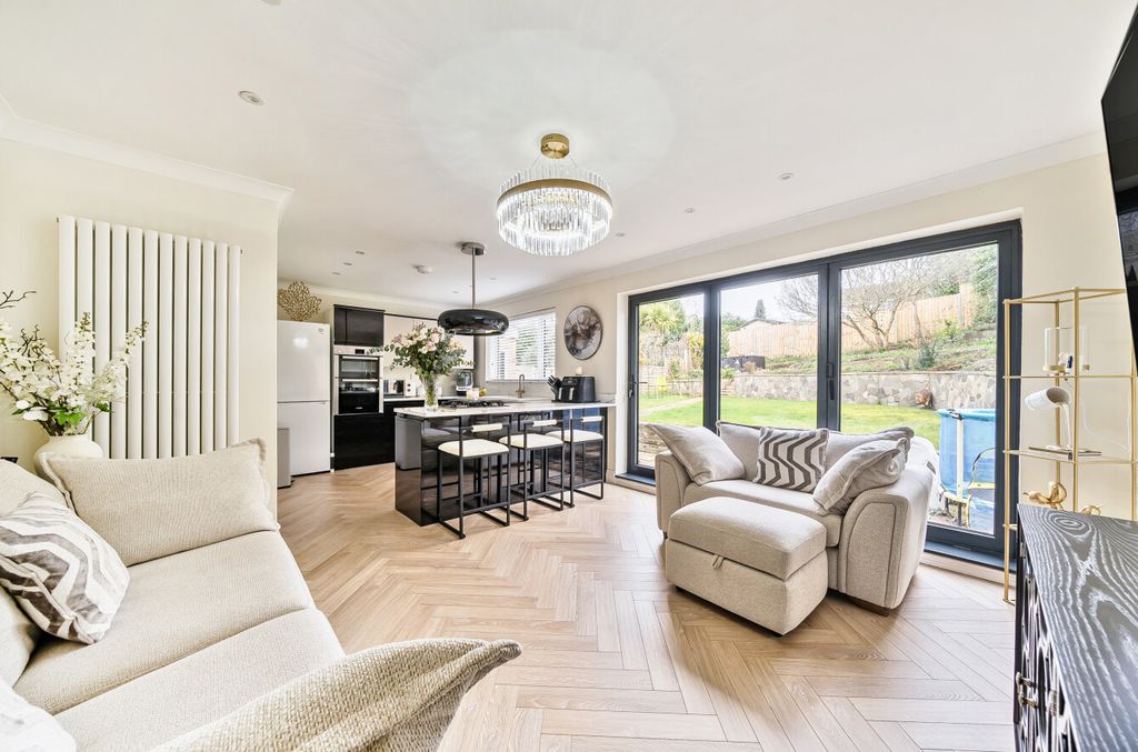 Property photo 2 of 15 1415990-14-69930c...