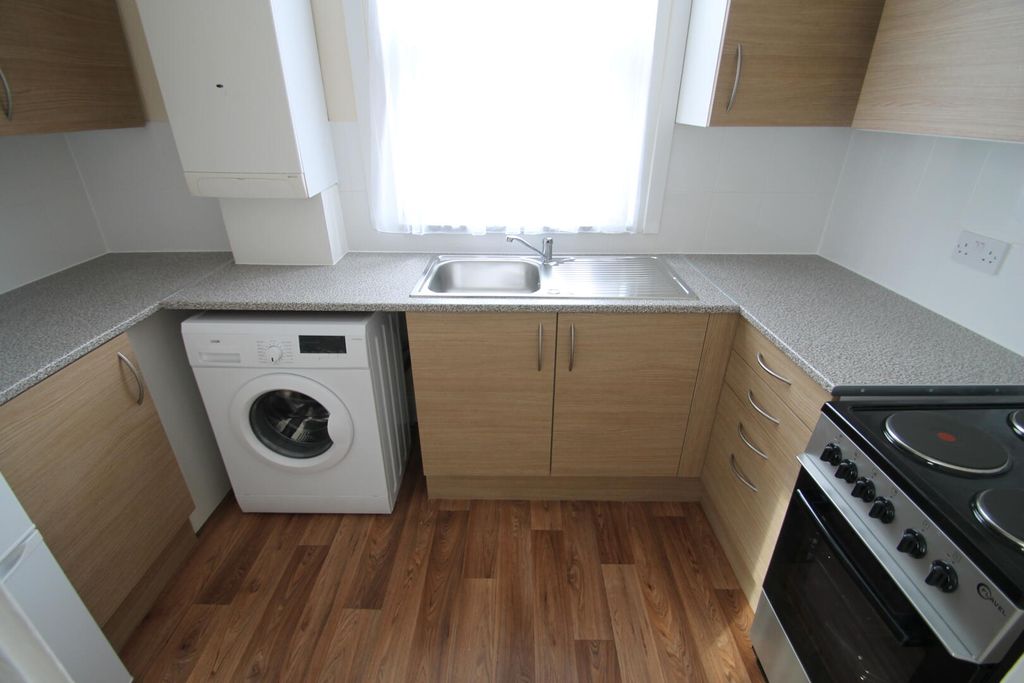 Property photo 3 of 7 Kitchen
