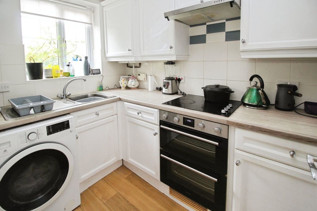 Property photo 3 of 11 Kitchen