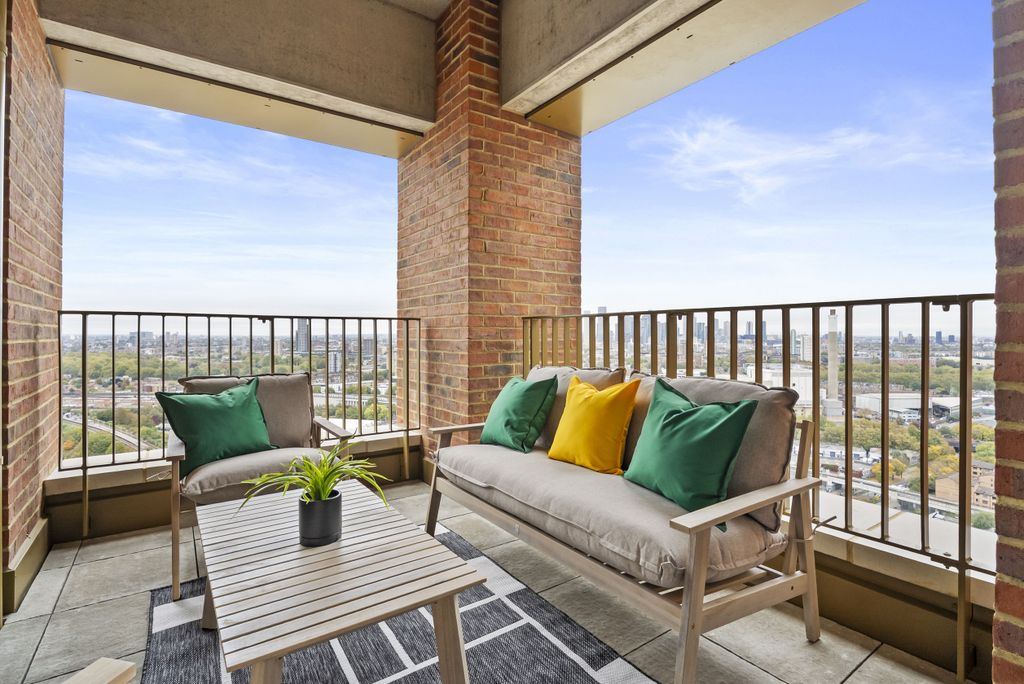 Property photo 2 of 7 Balcony