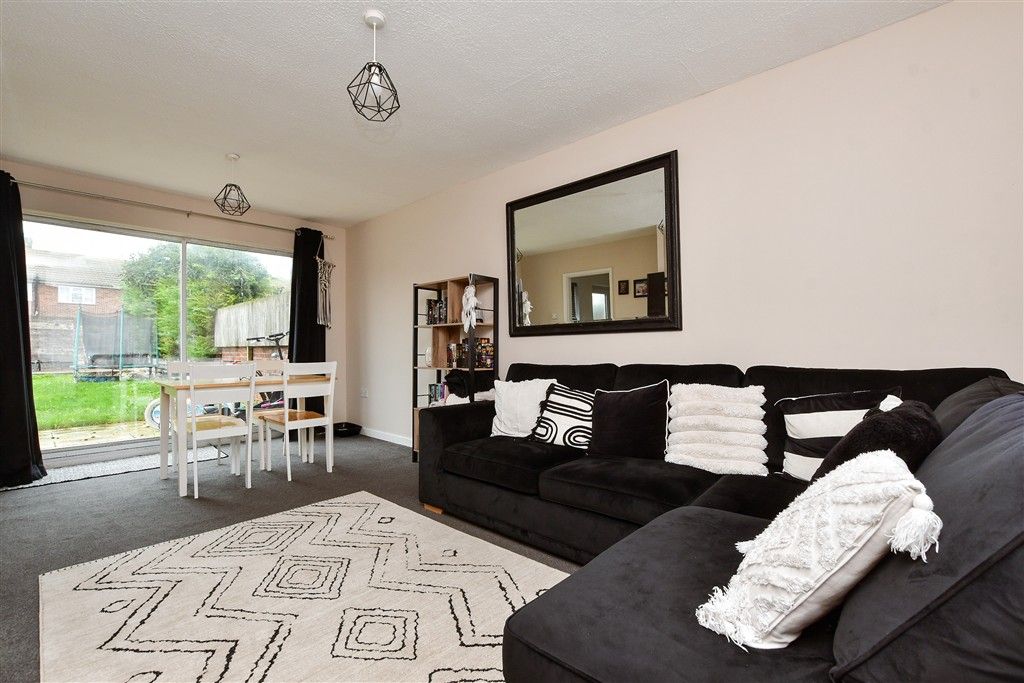 Property photo 3 of 12 Lounge