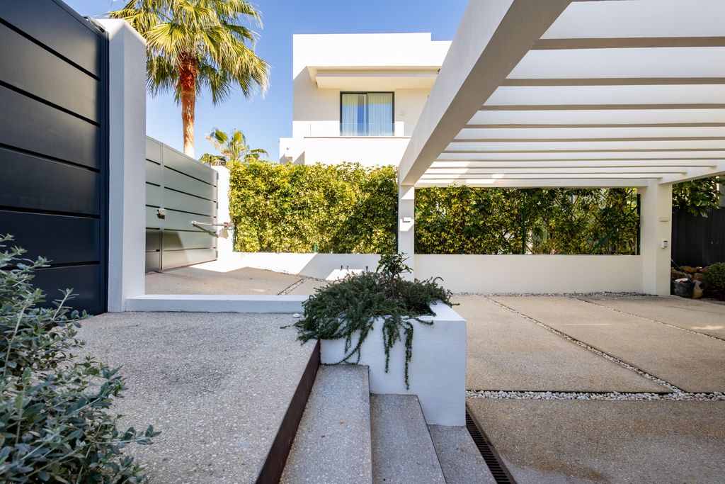 Property photo 2 of 59