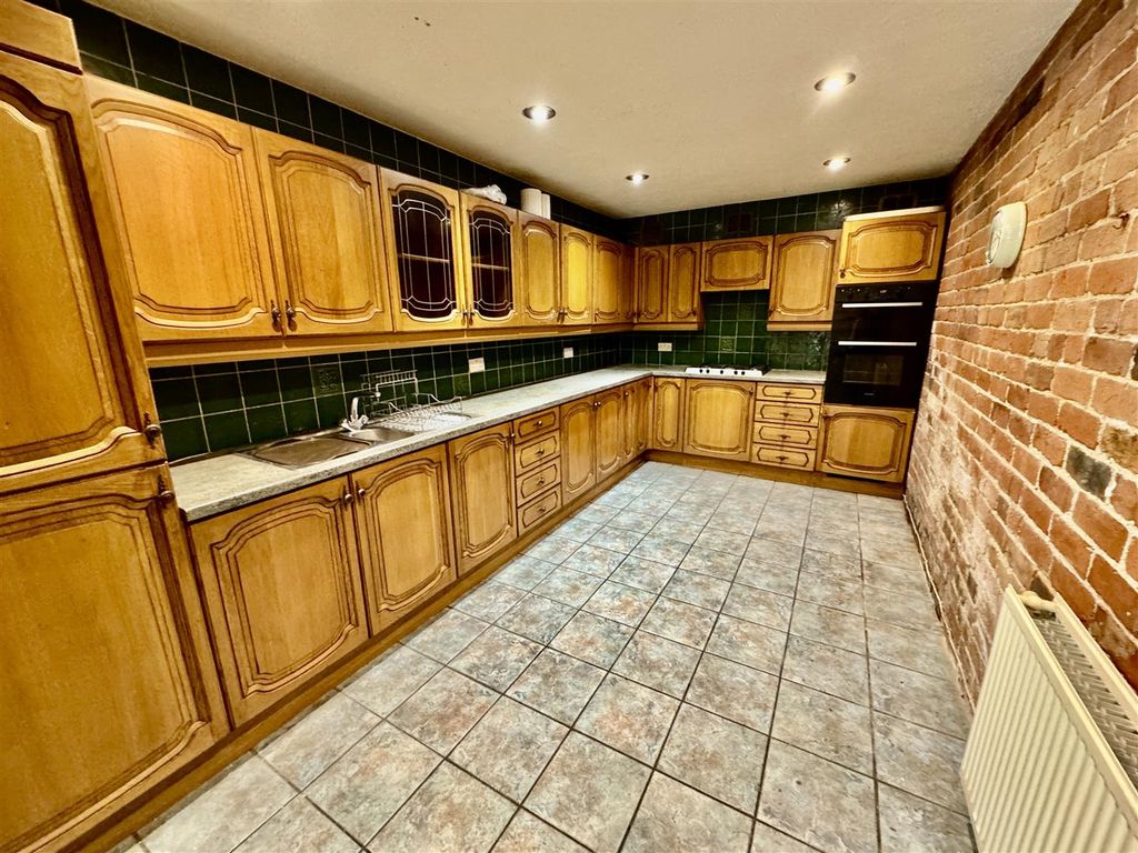 Property photo 3 of 11 Kitchen
