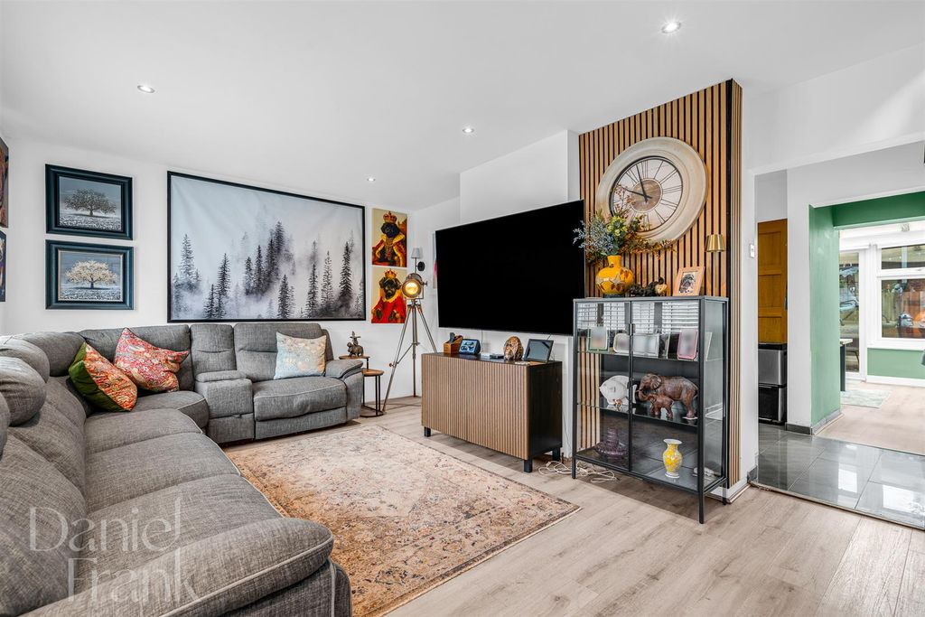 Property photo 2 of 28