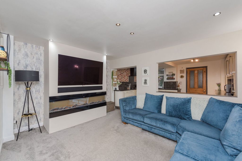 Property photo 2 of 26