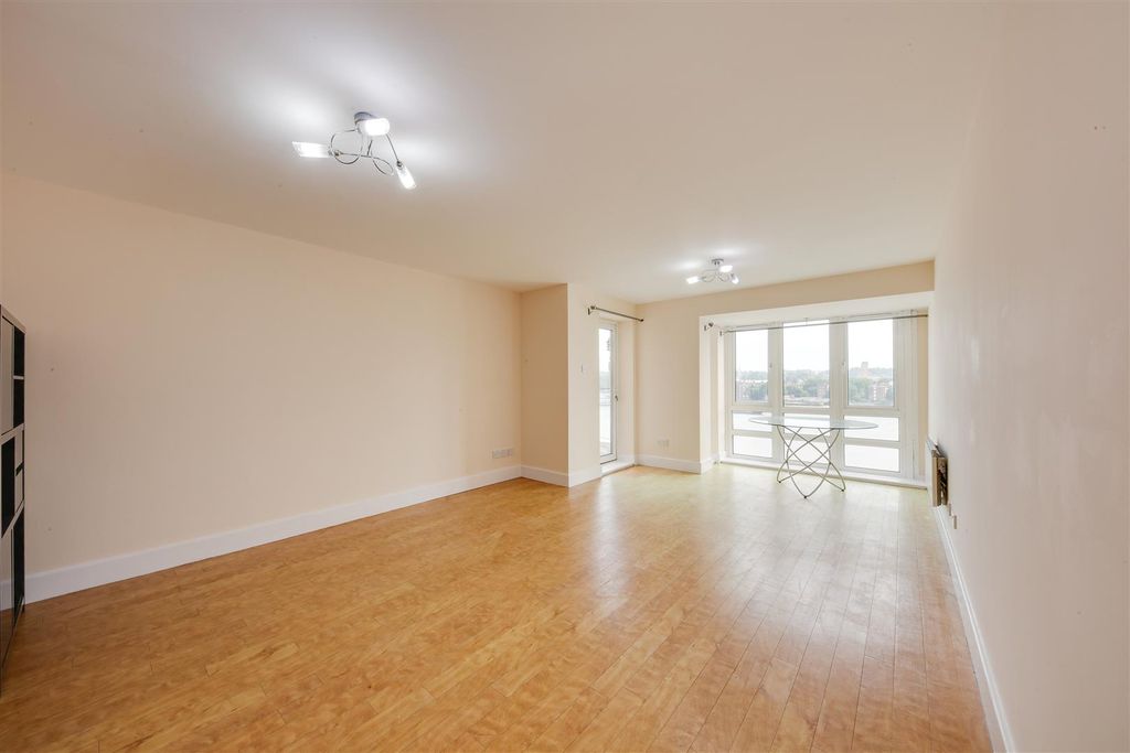 Property photo 3 of 20 St Davids Square.Jpg