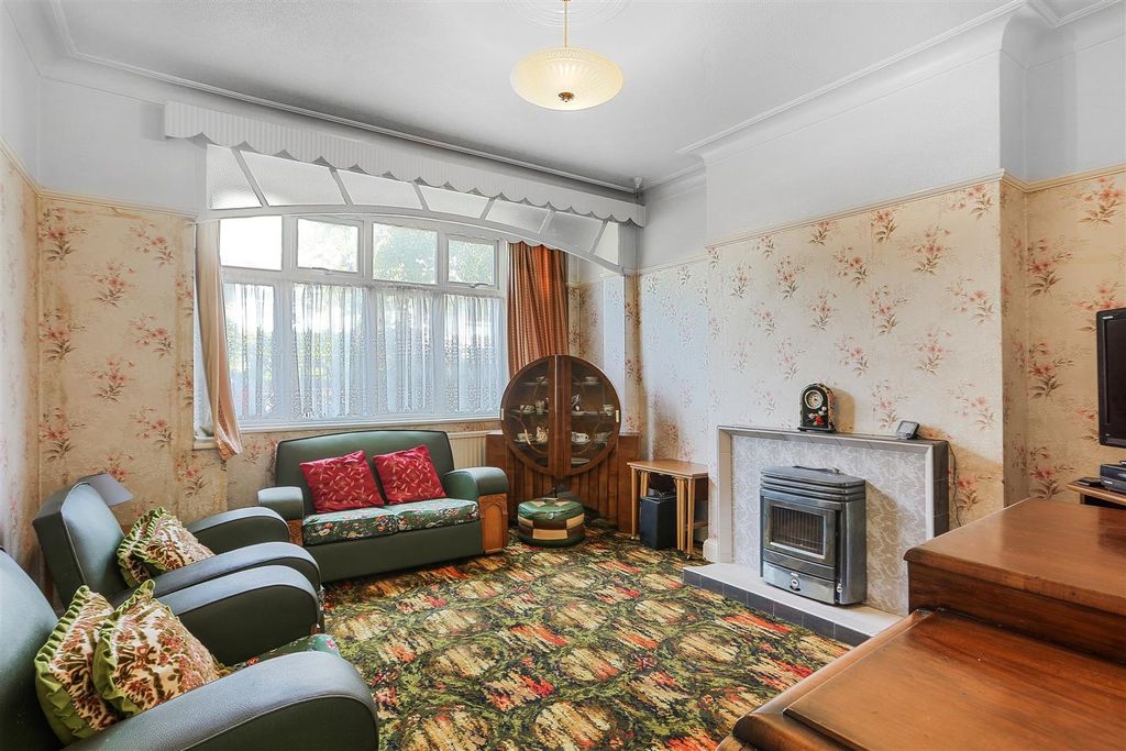 Property photo 2 of 27 1545389575 - 11 Vermont Road, Sm1 - 14.Jpg