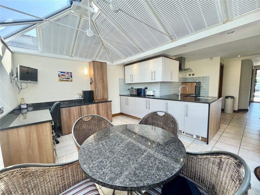 Property photo 3 of 19 Dining Kitchen