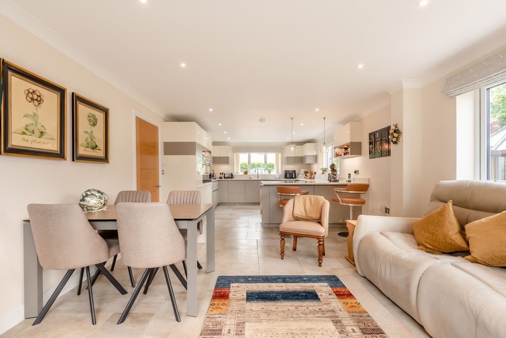 Property photo 2 of 24 8691798-Interior12