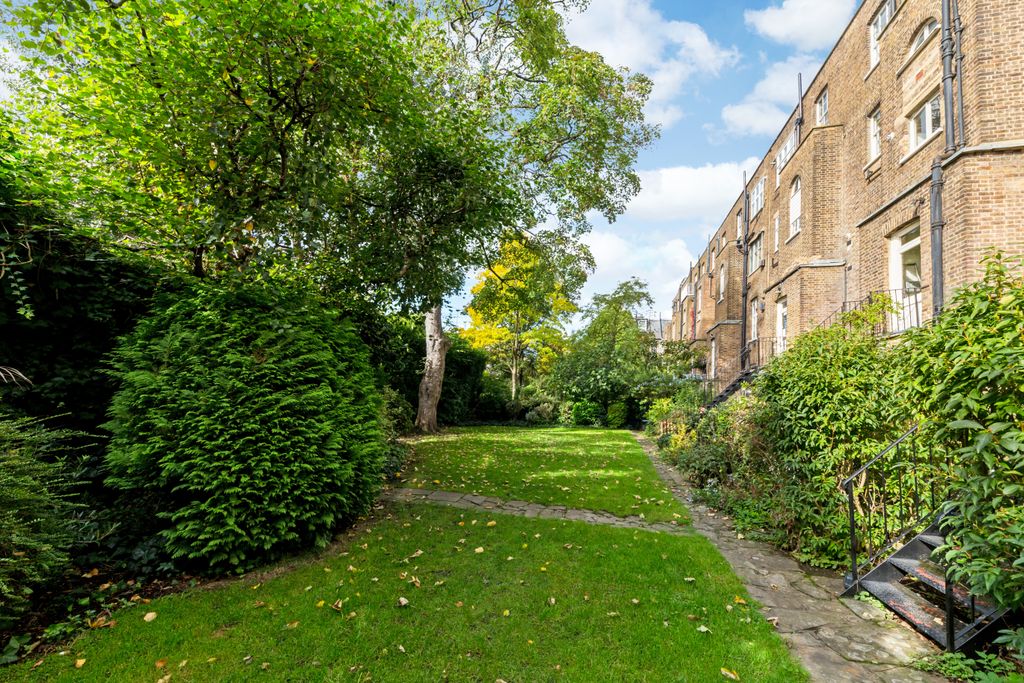 Property photo 3 of 10 Communal Garden