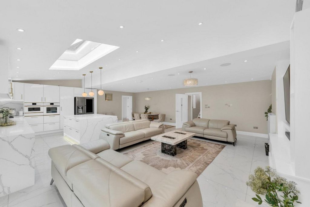 Property photo 3 of 28