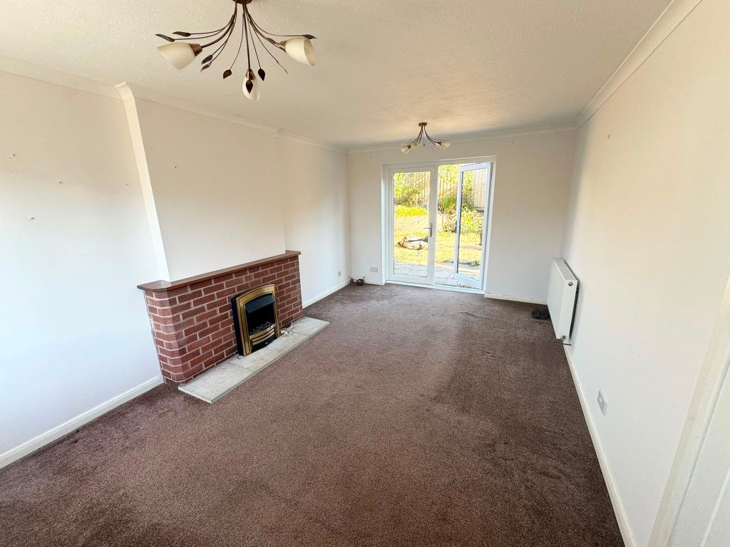 Property photo 3 of 13 Lounge 
