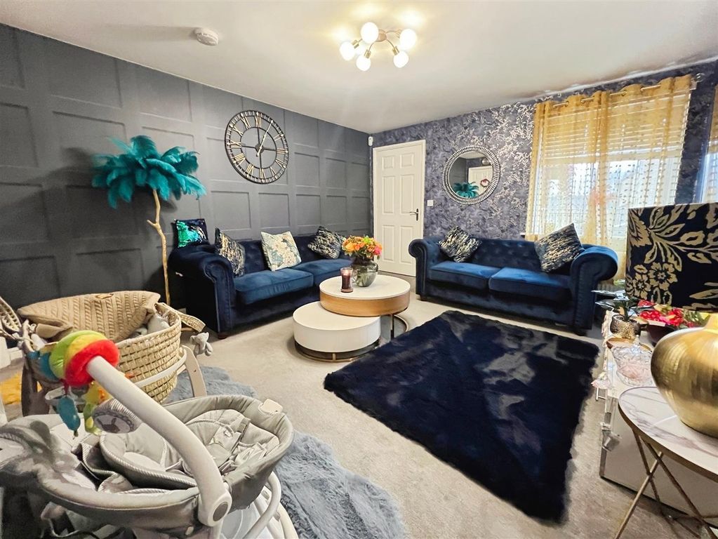 Property photo 3 of 25 Lounge