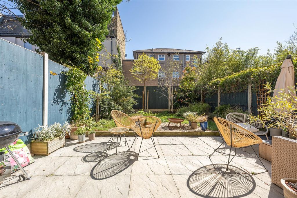 Property photo 2 of 23 Fairstone House, E7