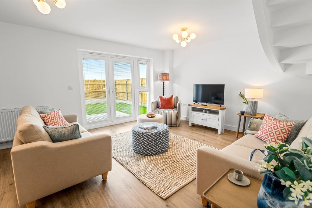 Property photo 3 of 12 Show Home Ex