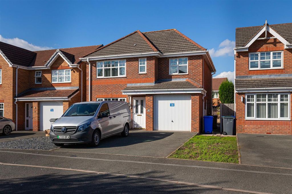 Property photo 1 of 16 5 Lakeside Close-16.Jpg