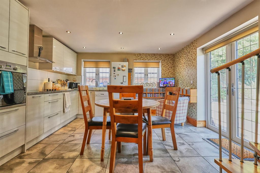 Property photo 3 of 17 Dining / Kitchen To Front