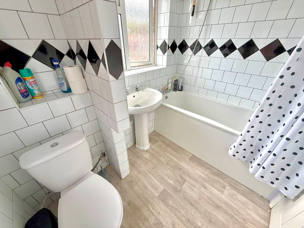 Property photo 3 of 9 Bathroom