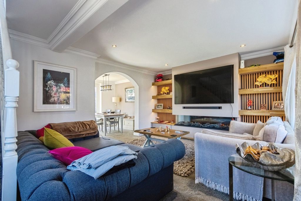 Property photo 2 of 18 Lounge