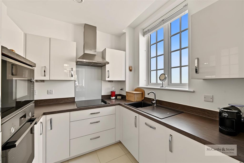 Property photo 3 of 15 Flat 11, Beck House, 174 Twickenham Road, Islewort