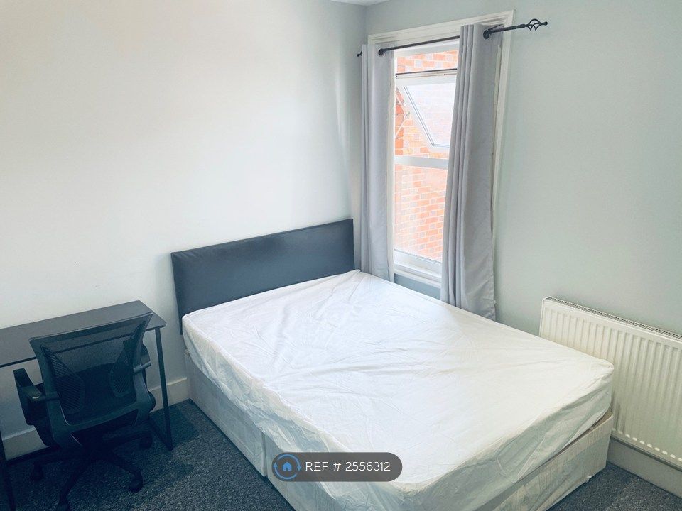 Property photo 1 of 8 Modern Double Ensuite Room