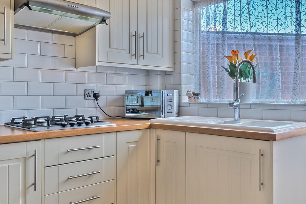 Property photo 3 of 21 Kitchen