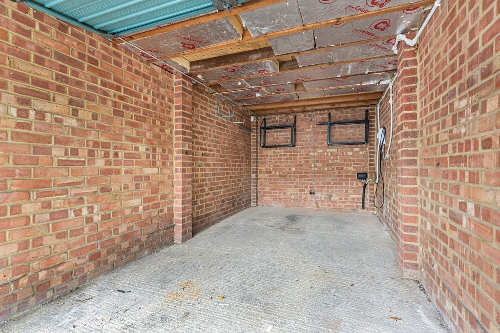 Property photo 2 of 6 Garage