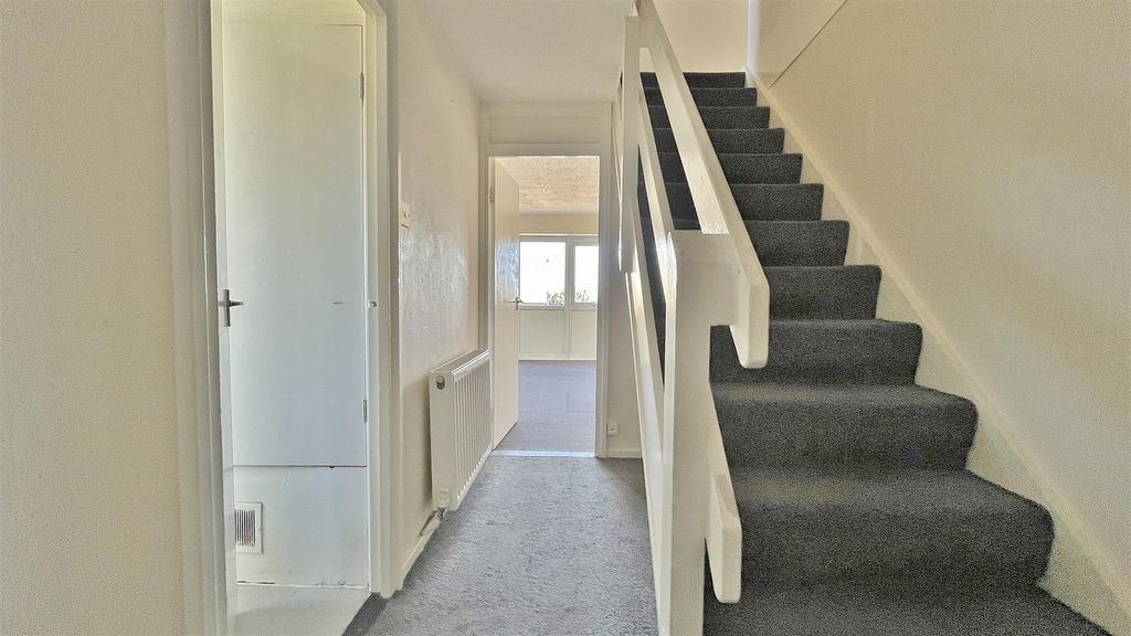 Property photo 3 of 16 Entrance Hall