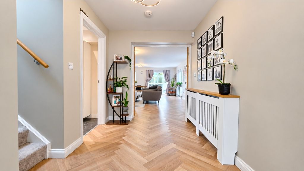 Property photo 2 of 30 Entrance Hall