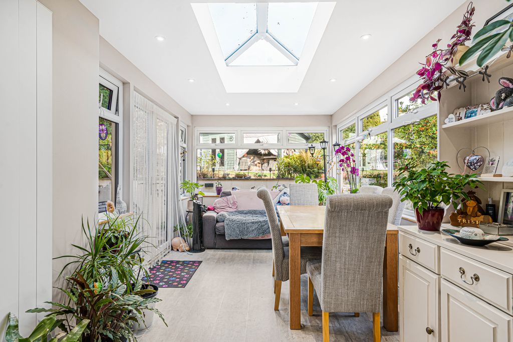 Property photo 2 of 22 Conservatory Dining Room (2)