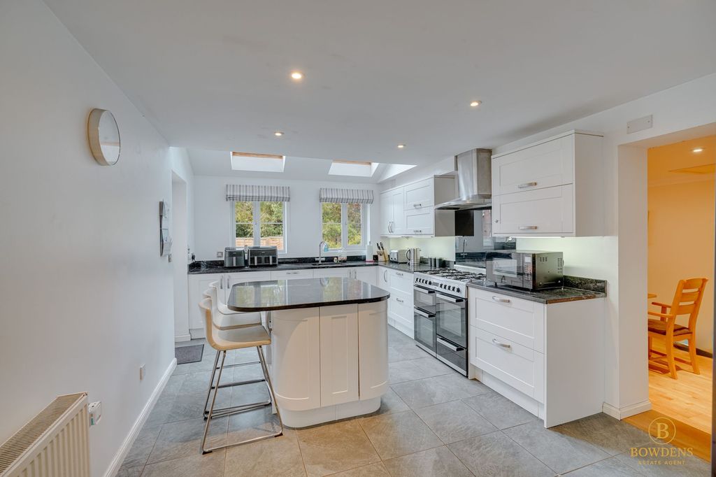 Property photo 2 of 32