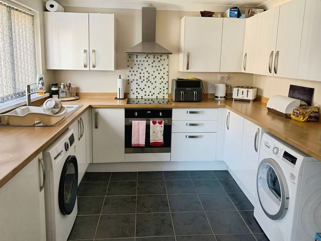 Property photo 2 of 12 Kitchen