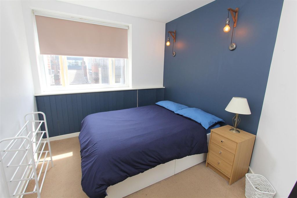 Property photo 3 of 8 Bedroom.Jpg