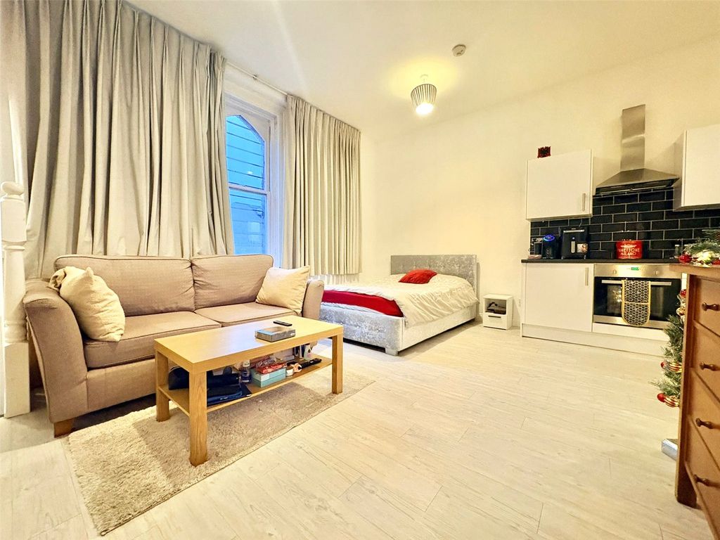 Property photo 2 of 9 Studio Room