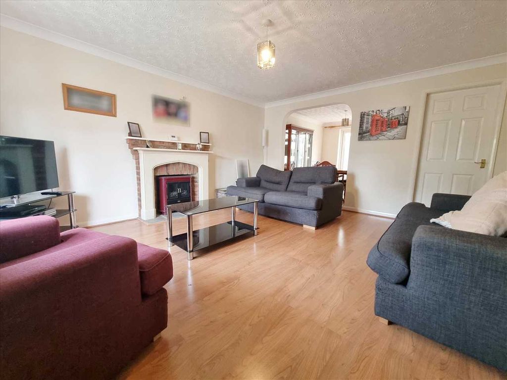 Property photo 2 of 11 Lounge: