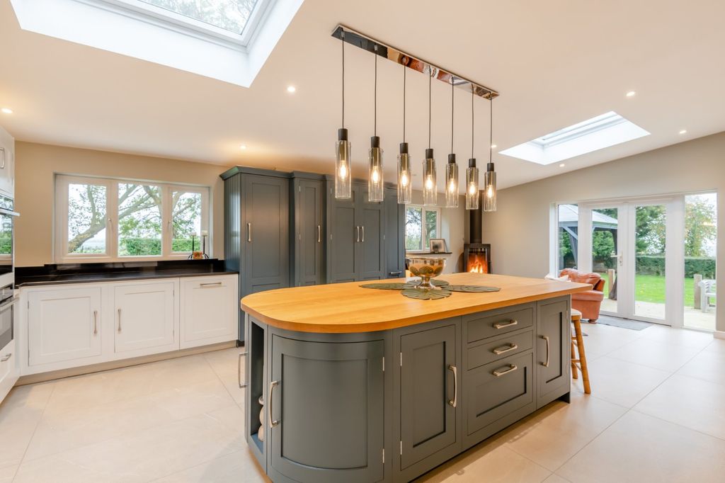 Property photo 3 of 23 Kitchen