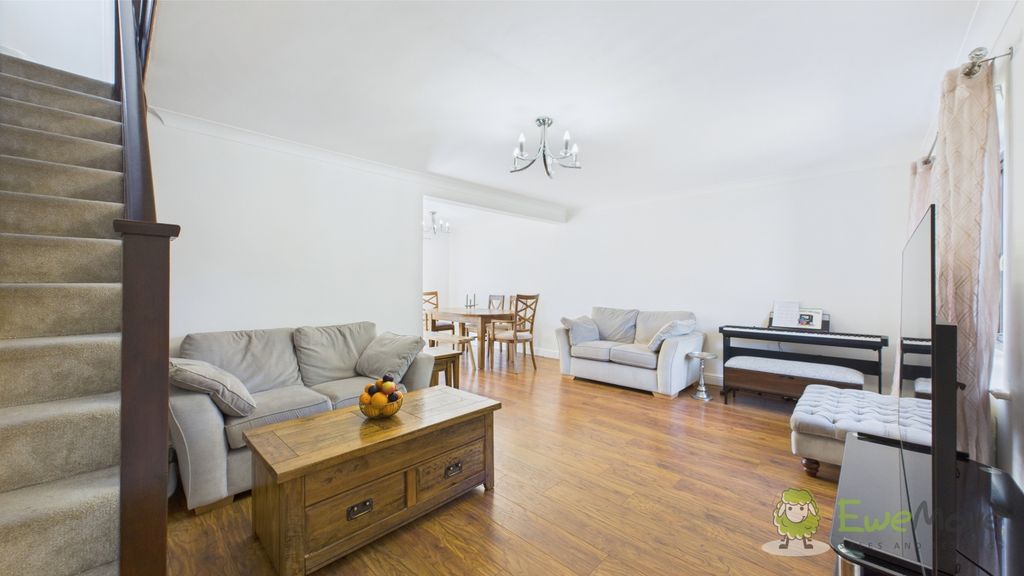 Property photo 3 of 16 Cam02351G0-Pr0069-Still014