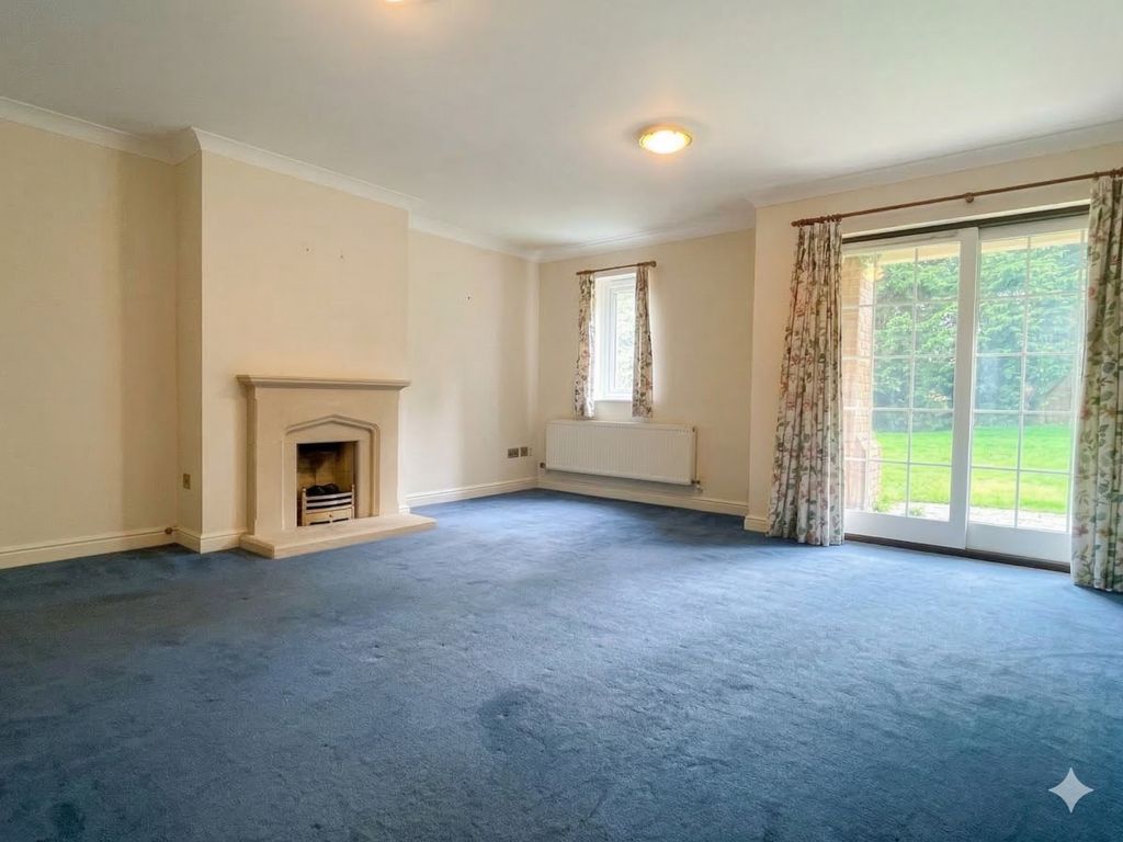 Property photo 3 of 12 03Lounge