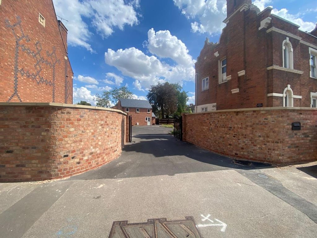 Property photo 2 of 9 O_1H8Gsteell3d5v71Lk1Brnlnmg.Jpeg